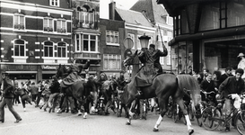 402180 Afbeelding van politie te paard op de Stadhuisbrug te Utrecht die een charge uitvoert op de demonstranten tegen ...